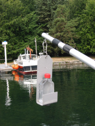 Prélèvement d'échantillon d'eau du lac