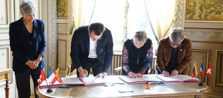 Signature de la lettre d'intention sur les personnels de santé sur le territoire franco-suisse