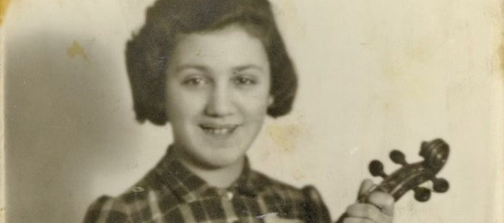 Ruth Fayon, enfant, posant fièrement avec son violon